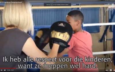 Wethouder Gemeente Leeuwarden bokst mee op bokschool Frisia